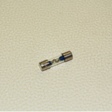 картинка Предохранитель "Koito" FUSE Стеклянный  15 Amp (26mm) от интернет-магазина "АВТОИМПЕРИЯ", 4961065181812