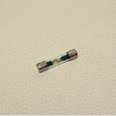 картинка Предохранитель "Koito" FUSE Стеклянный  15 Amp (30mm) от интернет-магазина "АВТОИМПЕРИЯ", 4961065178133