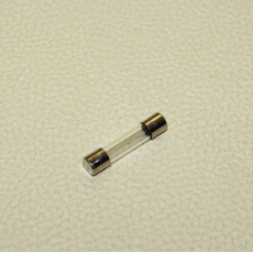 картинка Предохранитель "Koito" FUSE Стеклянный  2 Amp (30mm) от интернет-магазина "АВТОИМПЕРИЯ", 4961065178010