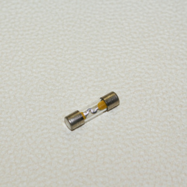 картинка Предохранитель "Koito" FUSE Стеклянный  10 Amp (26mm) от интернет-магазина "АВТОИМПЕРИЯ", 4961065181805